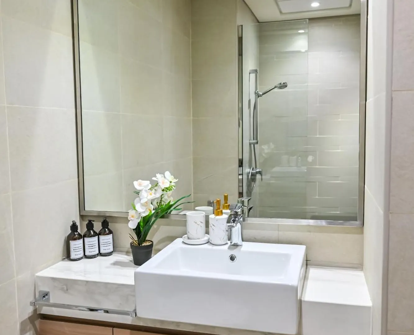 Apartment Discover A Cozy Luxury Studio With A Refreshing Pool, Just A 10-Minute Journey From The City'S Heart Dubai